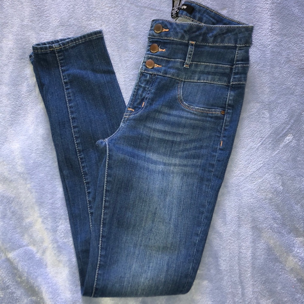 High waisted jeans!